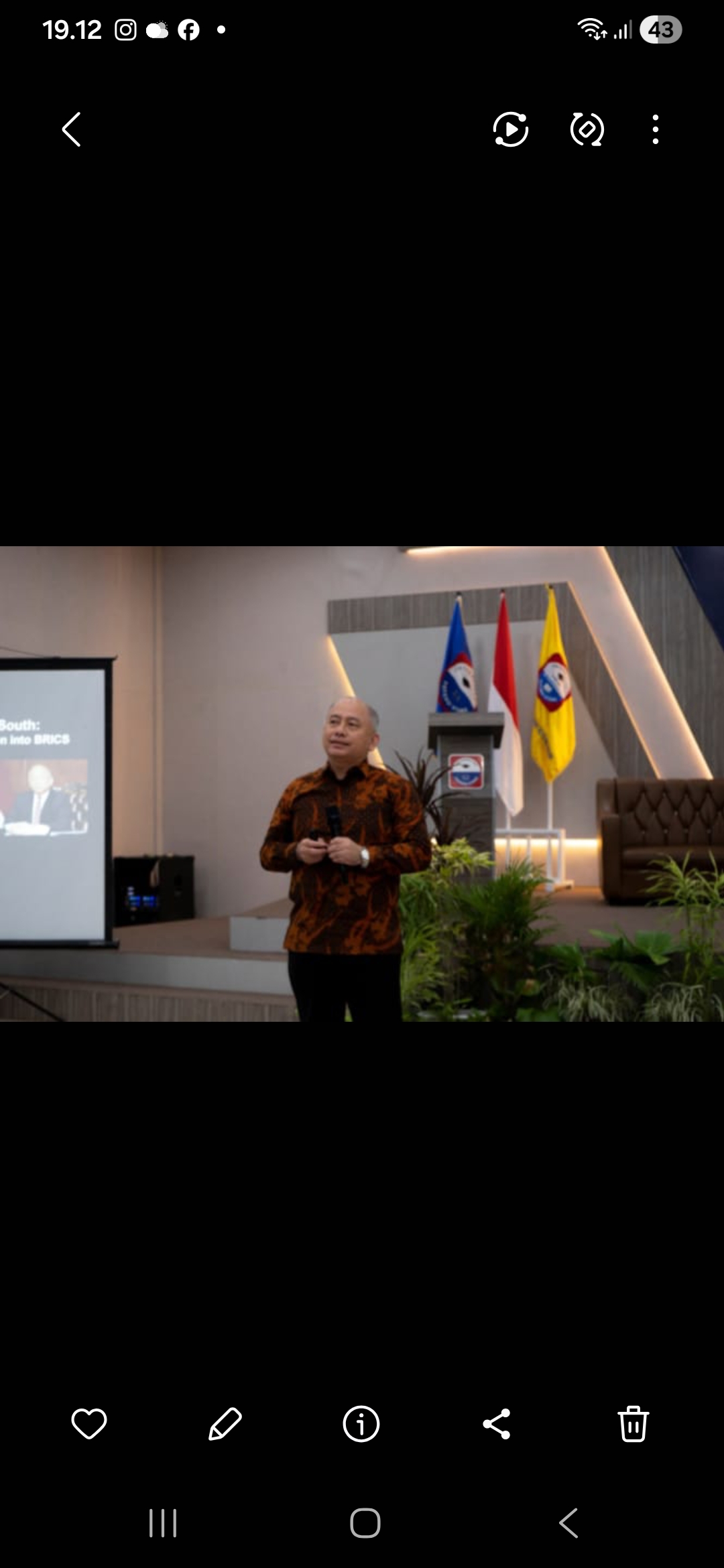 MATERI: Assoc Prof Leonard Felix Hutabarat Ph D saat memberikan materi saat menyampaikan kuliah umum di Kampus Potensi Utama. (Dok: Istimewa)