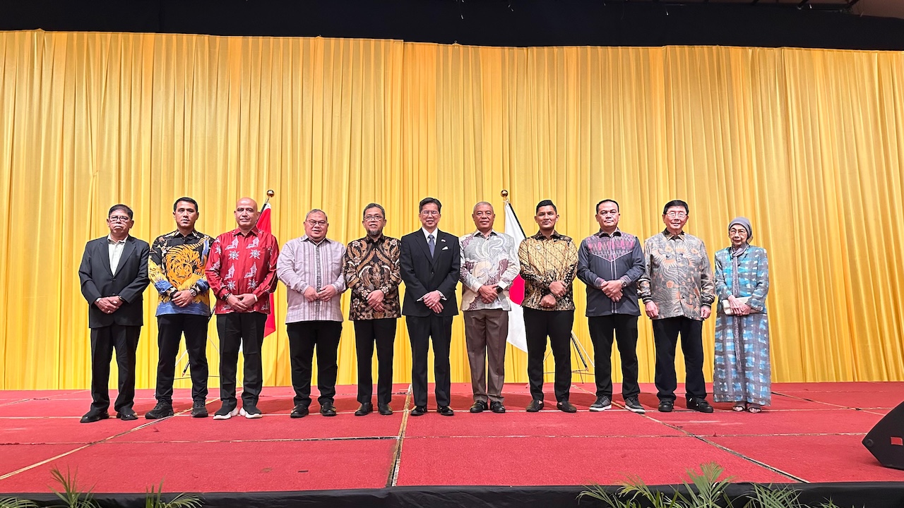 Konsul Jenderal Jepang di Medan, Furugori Toru foto bersama undangan di acara perayaan Hari Ulang Tahun ke- 66 Kaisar Jepang Naruhito yang digelar di Medan (12/2/2026) (foto; istimewa)