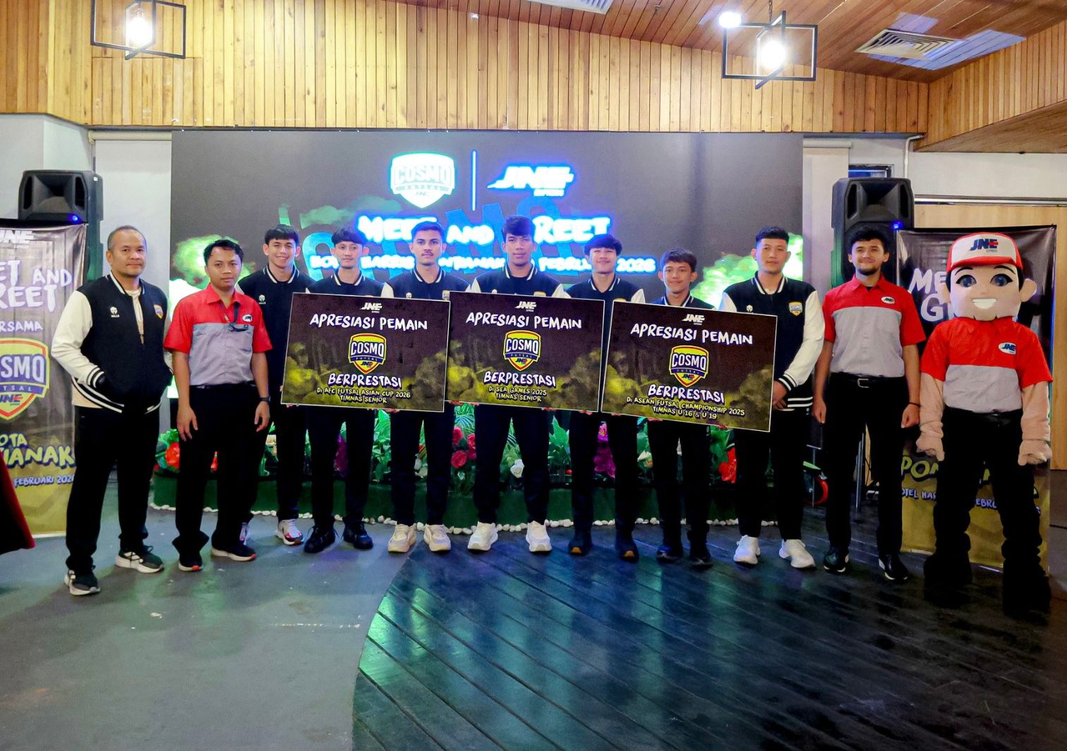 DAPAT BONUS: JNE memberikan apresiasi berupa bonus uang tunai senilai puluhan juta rupiah kepada para pemain dan official Cosmo JNE FC yang berprestasi. (Foto : JNE)