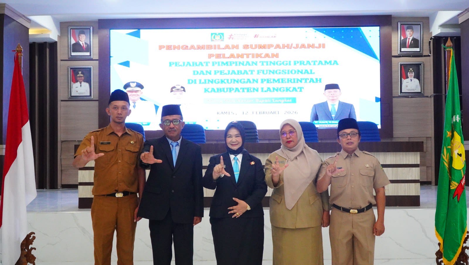 Faizal Rizal Matondang (dua dari kanan) foto bersama dengan pejabat yang dilantik dan Wabup Langkat, Tiorita br Surbakti (tengah). (Diskominfo Langkat/Sumut Pos)