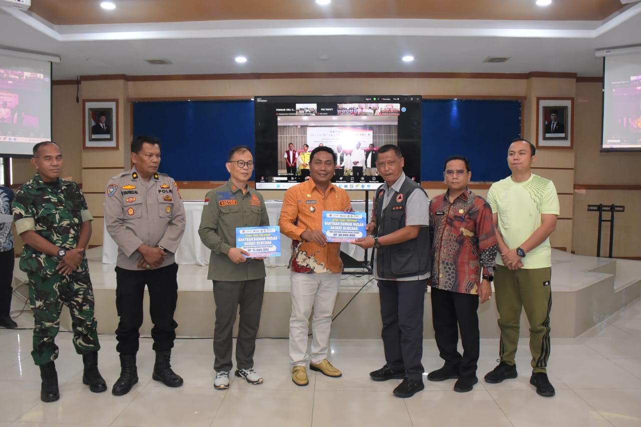 Wabup Deli Serdang, Lom Lom Suwondo SS secara simbolis menerima bantuan stimulan perbaikan rumah rusak akibat bencana Hidrometeorologi dari pemerintah pusat. (ISTIMEWA/SUMUT POS)