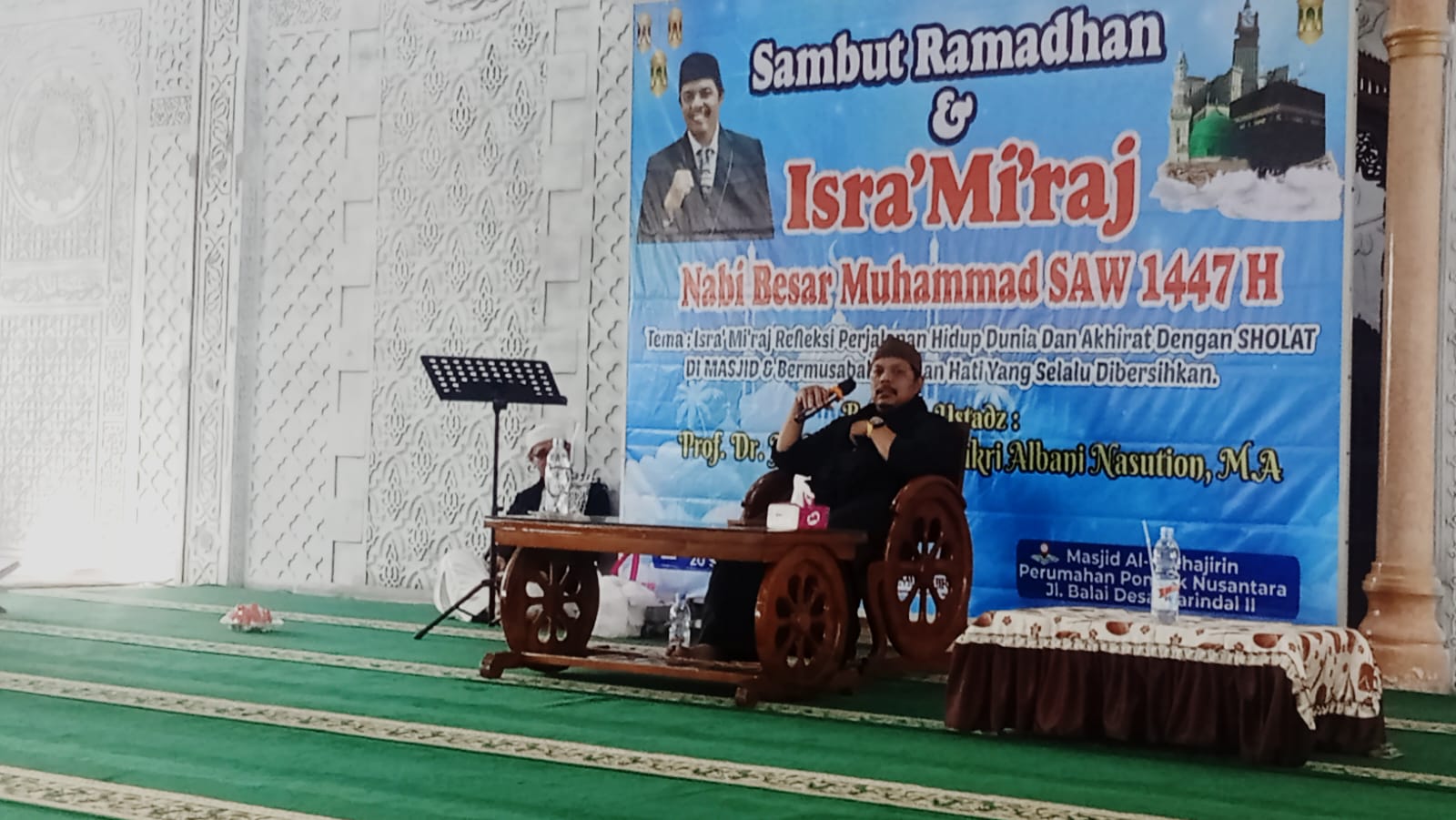 TAUSYIAH: Prof. Dr. H. Muhammad Syukri Albani Nasution, M.A menyampaikan tausyiah di Masjid Al-Muhajirin Mariendal II. (Deddi Mulia Purba/Sumut Pos)
