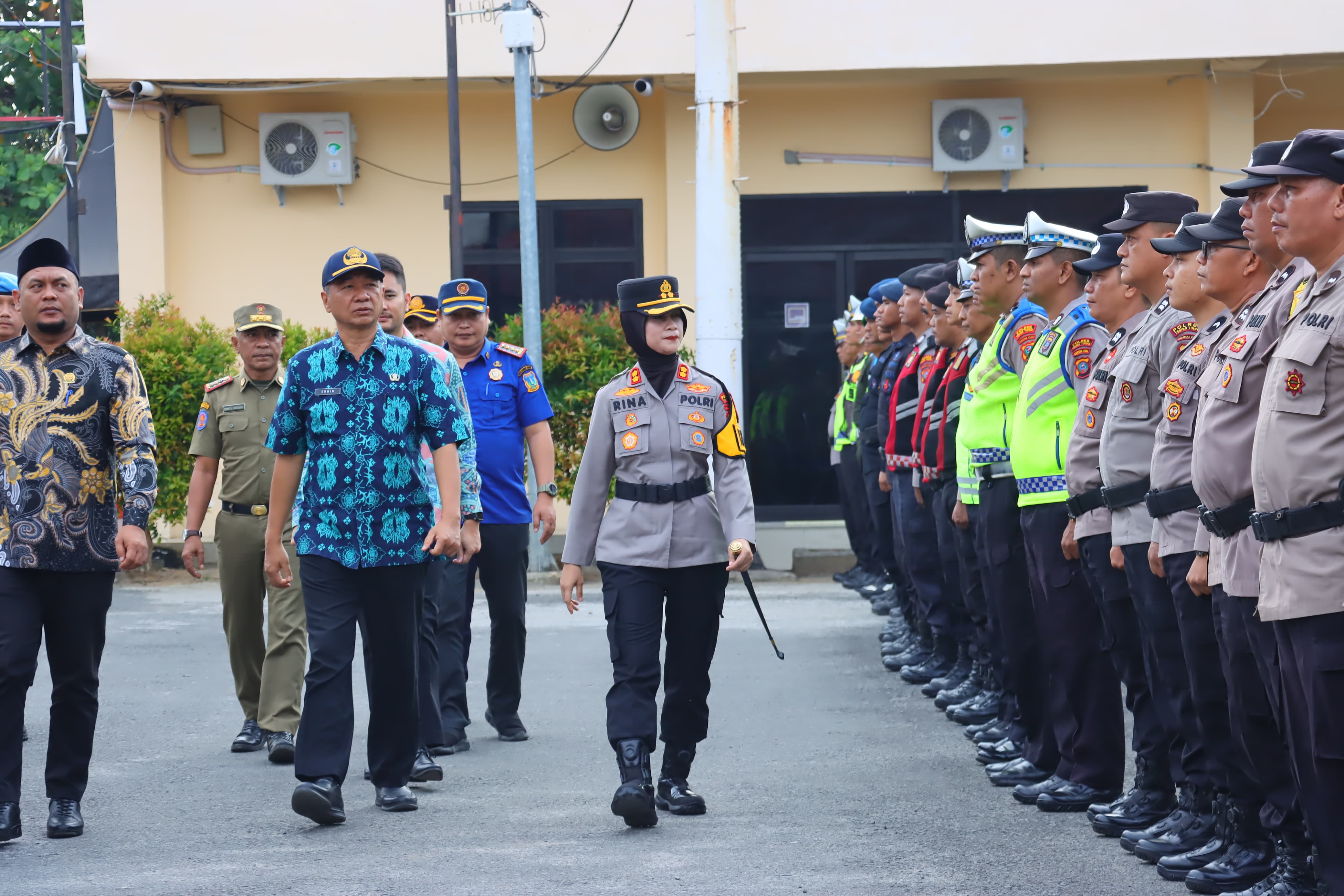 Kapolres Tebing Tinggi AKBP Rina Frillya, didampingi unsur Forkopimda dan pejabat terkait, melakukan pemeriksaan pasukan saat Apel Kesiapan Pengamanan Imlek dan Ramadan. (Azan Purba/Sumut Pos)