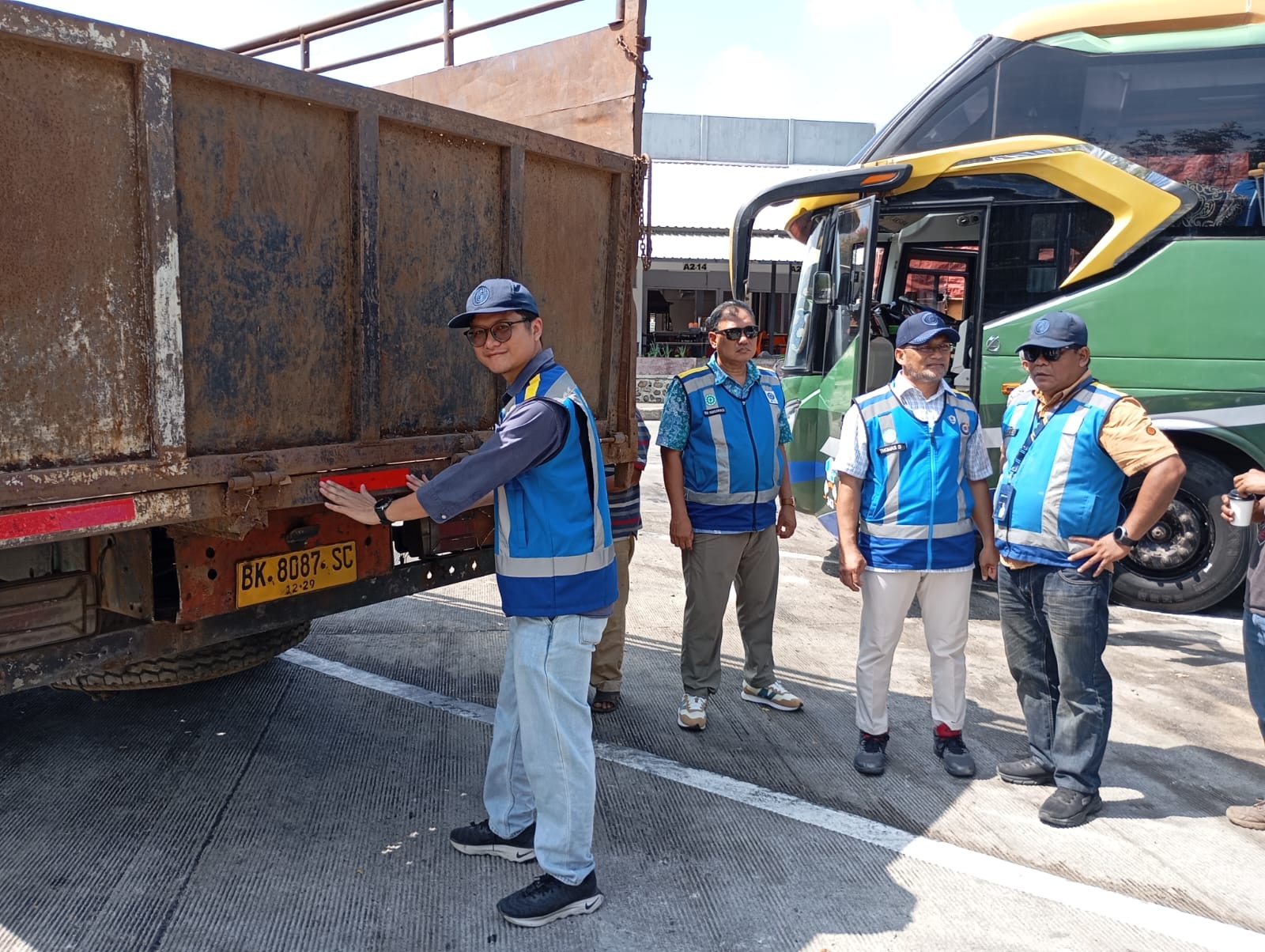 Direktur Utama PT JMKT Thomas Dwiatmanto Melaksanakan Kampanye Keselamatan Berkendara di Jalan Tol Medan Kualanamu Tebing Tinggi. (ISTIMEWA/SUMUT POS)