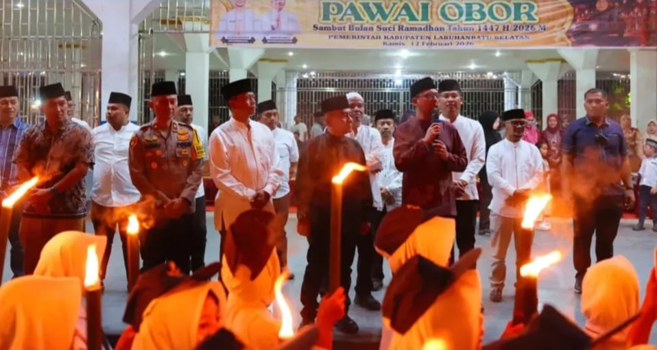 Bupati Labuhanbatu Selatan, Fery Sahputra Simatupang, dan diikuti antusias oleh pelajar, santri dan santriwati, organisasi kepemudaan, serta masyarakat umum. (Khairuddin/Sumut Pos