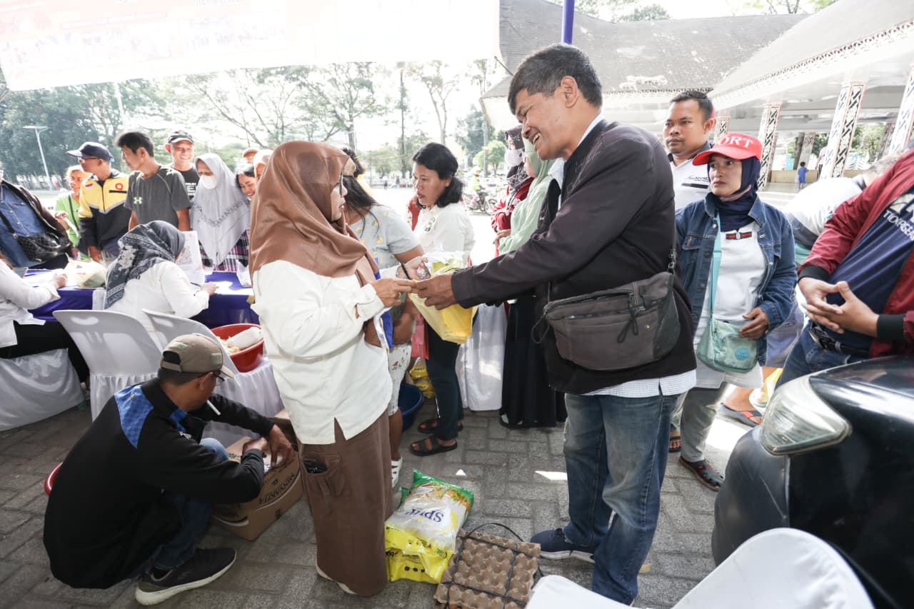 Antusias warga mengunjungi  pasar murah untuk berbelanja yang digelar Pemko Siantar. (Pra Evasi/Sumut Pos)
