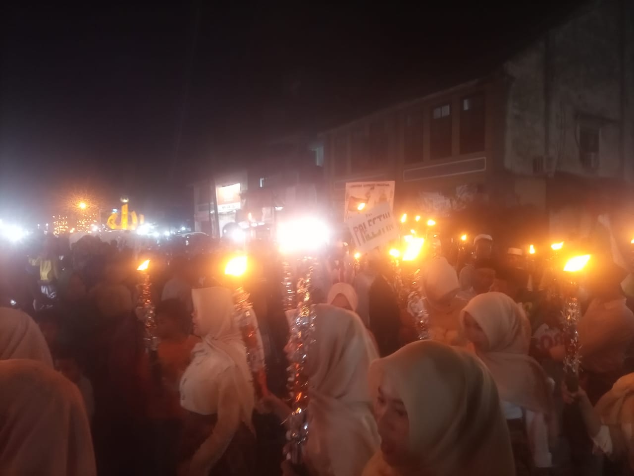 Ribuan warga dari  anak anak hingga orang dewasa saat pawai obor tdi malam ( 12/02). ( Fadly/Sumut Pos )