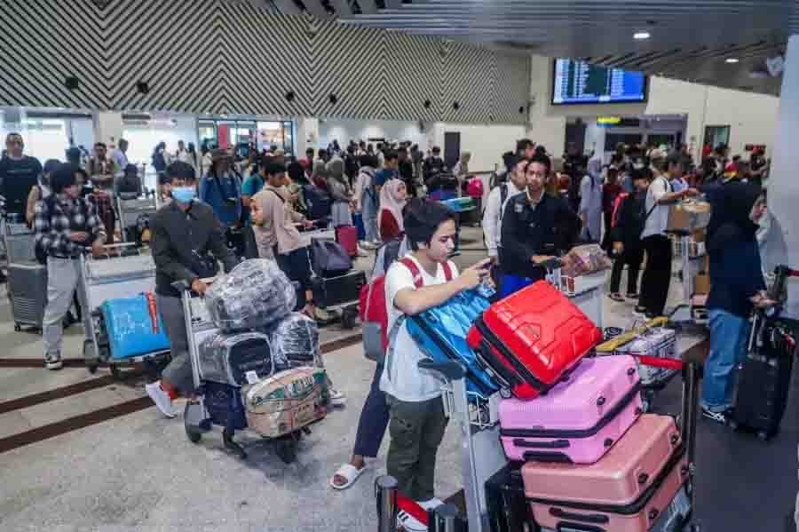 MUDIK: Warga yang mudik saat antre di bandar. (Dok: istimewa)