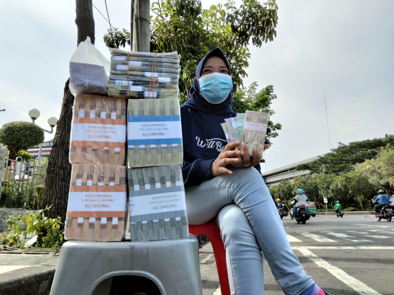 UANG BARU: Warga saat membuka jasa penukaran uang baru. (Dok: istimewa)