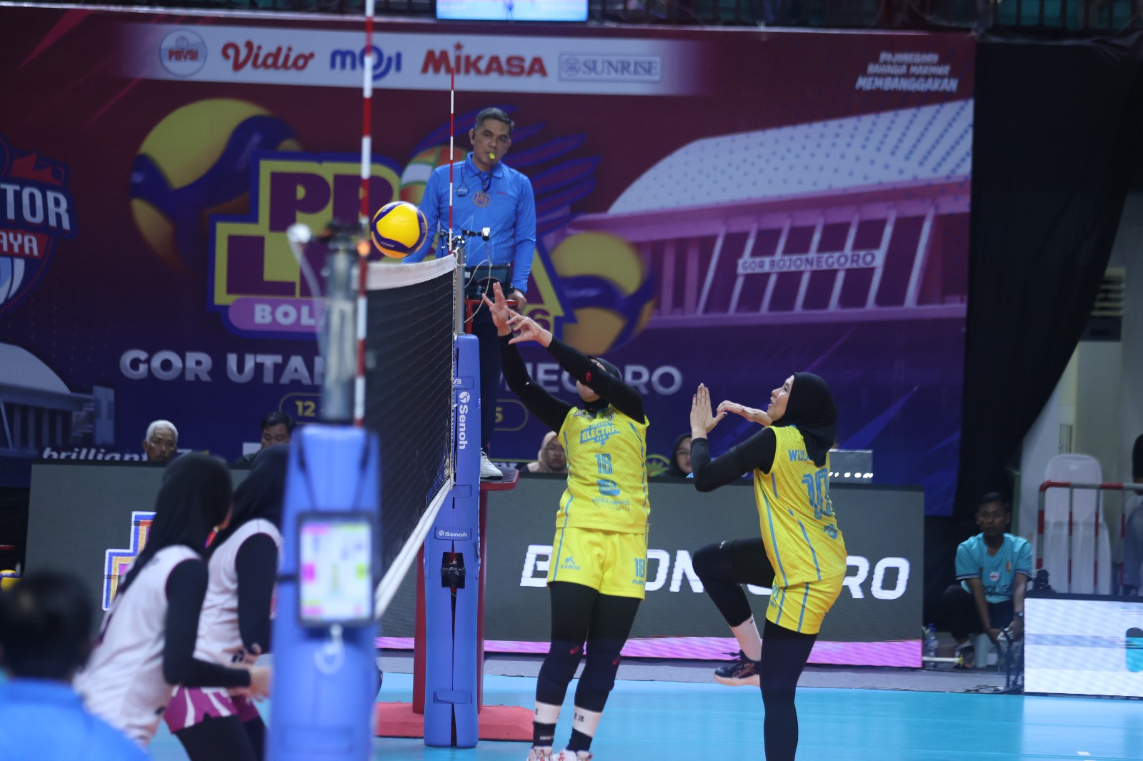 LAWAN: Jakarta Popsivo Polwan saat melawan Jakarta PLN Electric Mobile di Proliga seri Bojonegoro. (Dok: Proliga)