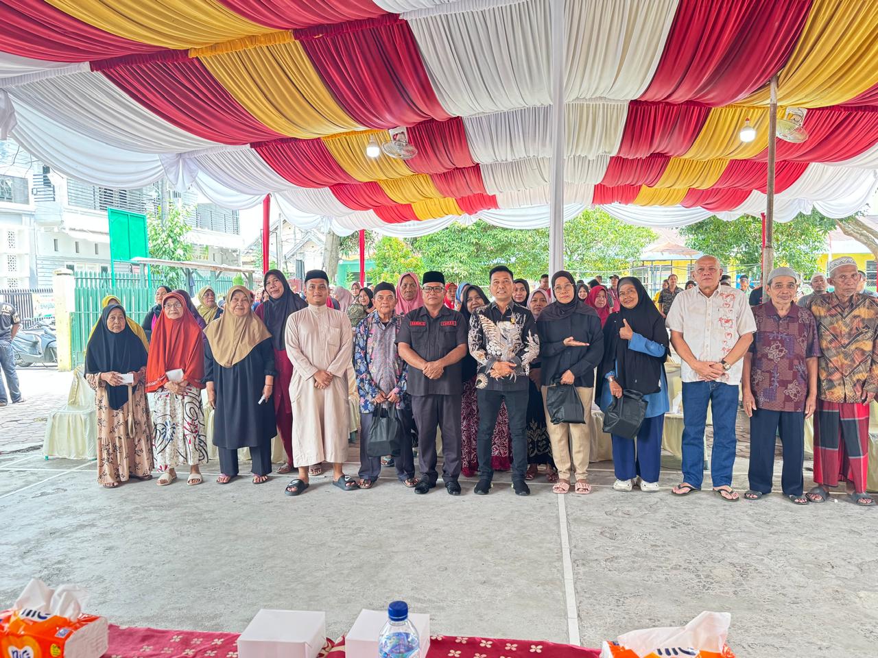 SOSPER: Wakil Ketua Fraksi Gerindra DPRD Kota Medan, Fauzi saat melaksanakan Sosper di Kecamatan Medan Area (14/2/2026).