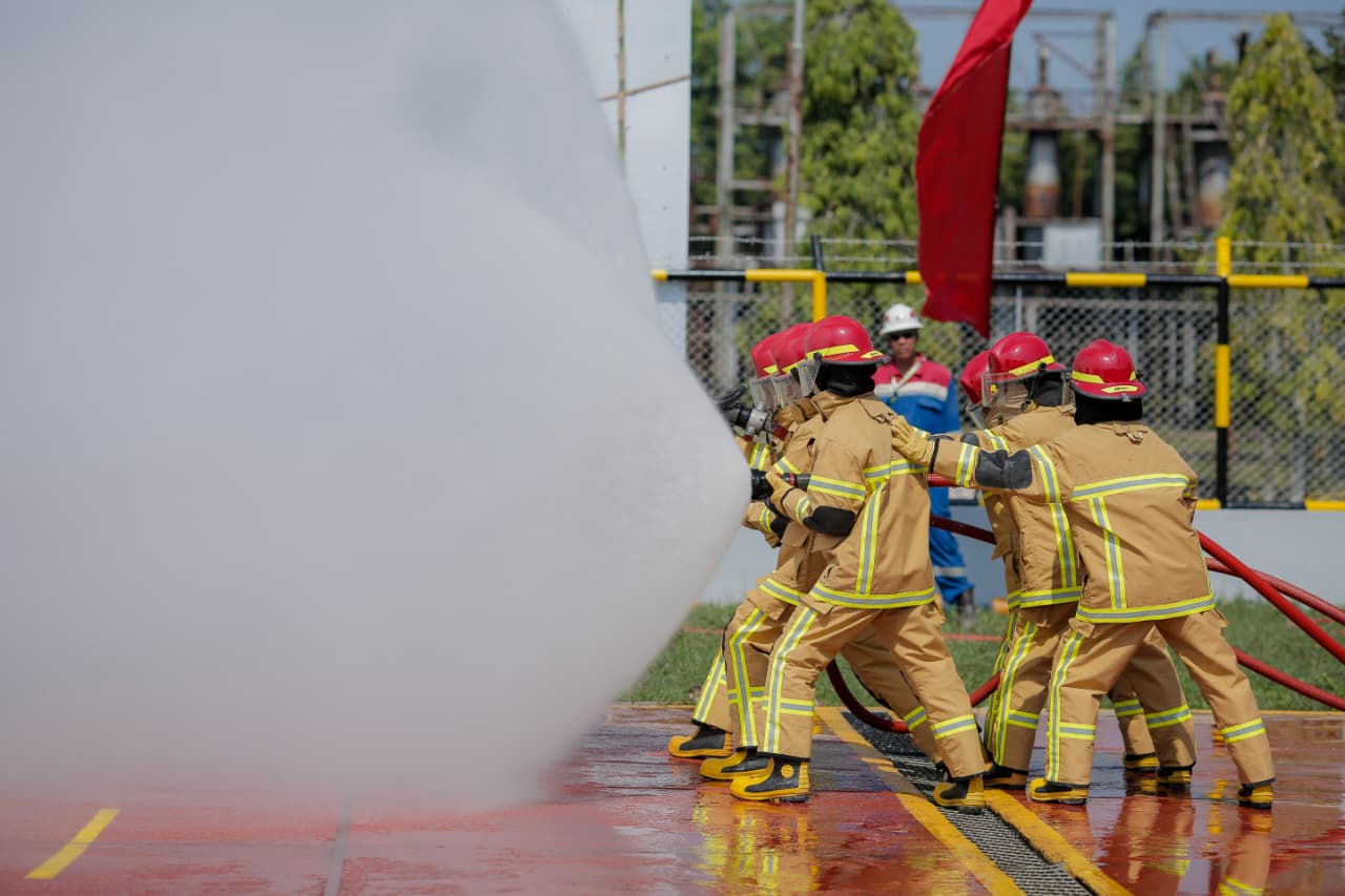 K3: Pekerja dan Mitra Kerja Pertamina EP Pangkalan Susu Field melakukan atraksi pemadaman api di Puncak Bulan K3. PHR Zona 1 menegaskan K3 harus menjadi budaya kerja sehari-hari. (Dok: Pertamina EP