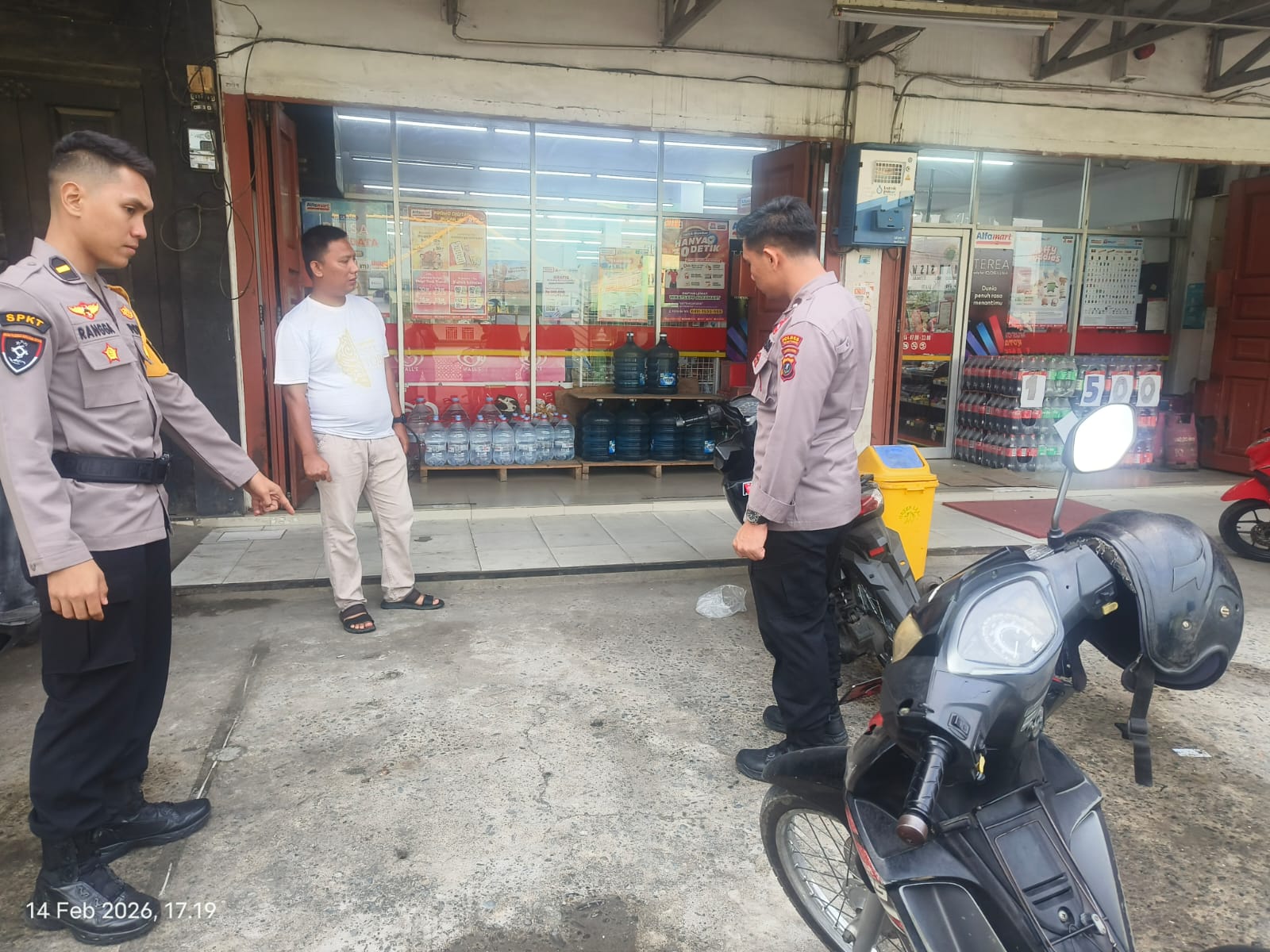 TKP: Fachrul Azmy baju putih  ketika di TKP bersama petugas Polres kota Tebingtinggi, Sabtu (14/02/2026).