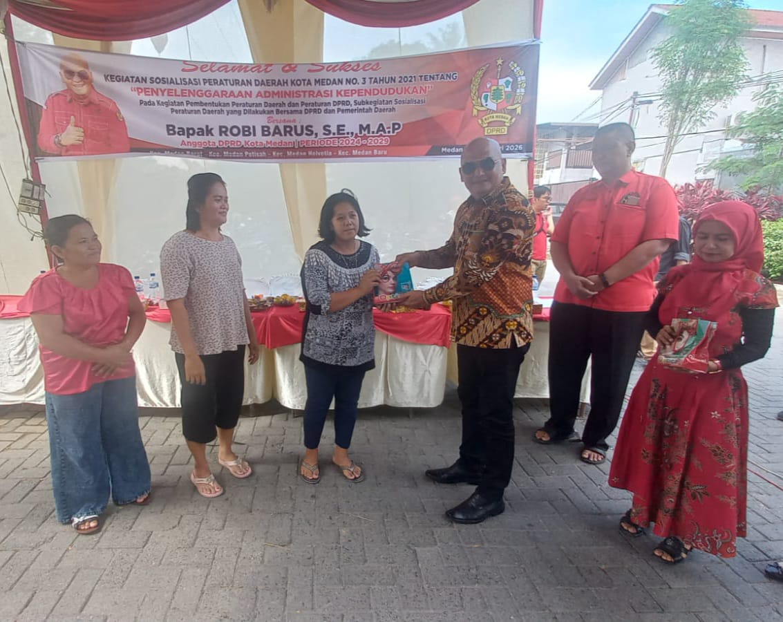 SOSPER: Ketua Fraksi PDI Perjuangan DPRD Kota Medan, Robi Barus menggelar sosper di Medan Helvetia, Sabtu (14/2/2026). (Dok: istimewa)