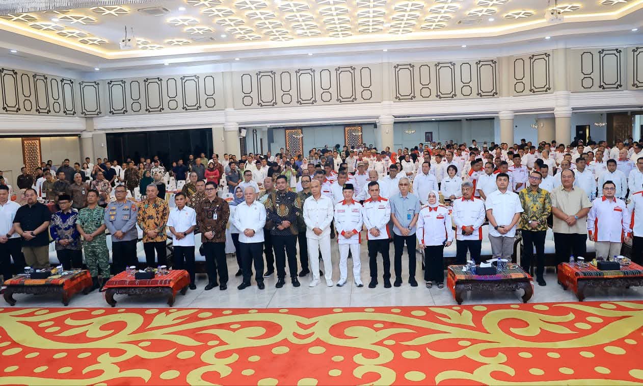 BERSAMA: Bupati Labura, Hendriyanto Sitorus dan kepala daerah se Sumut berfoto bersama usai menghadiri paparan Jamintel tentang pengawasan dana desa. (Dok: istimewa)
