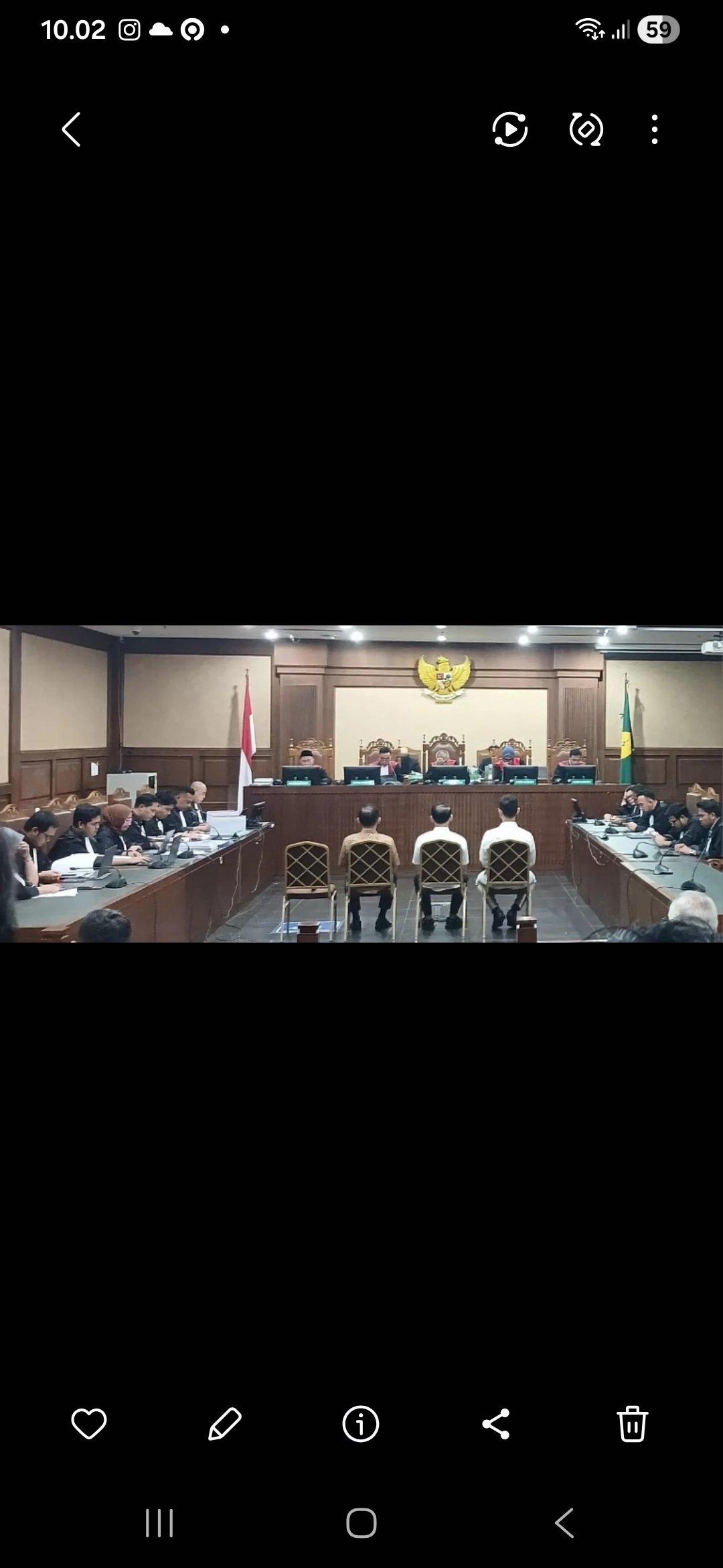 TUNTUT: Sidang korupsi pengelolaan minyak mentah, di mana mantan pejabat Pertamina dituntut 14 tahun penjara. (Dok: jawa pos)