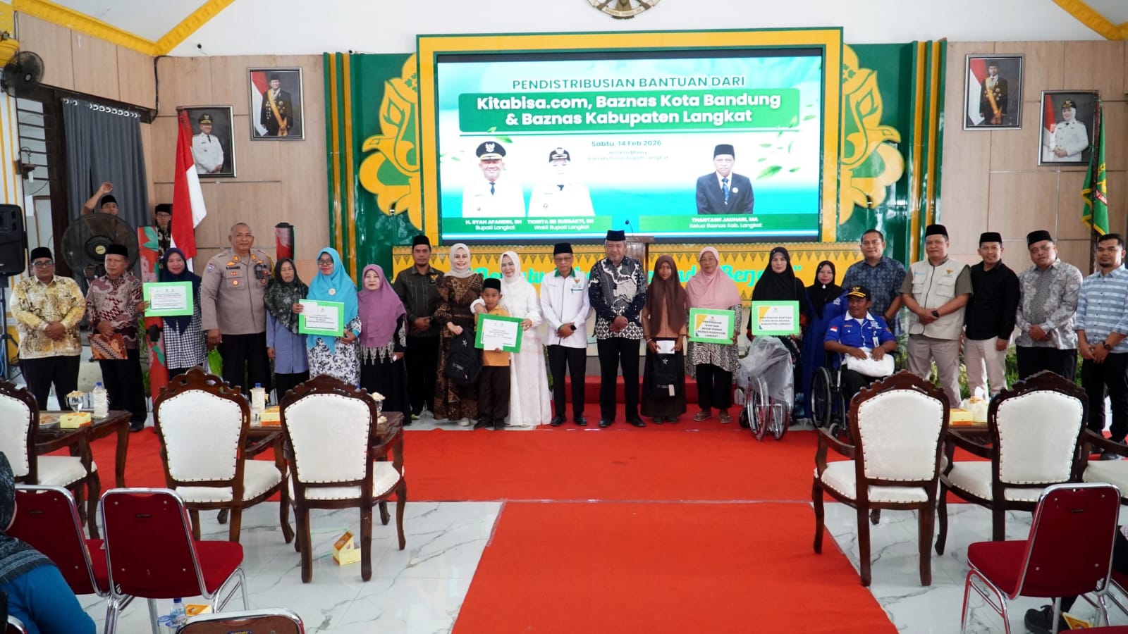 Foto bersama usai menerima bantuan zakat, infaq dan sedekah di Pendopo Jentera Malay, Stabat, Langkat. (Diskominfo Langkat/Sumut Pos)