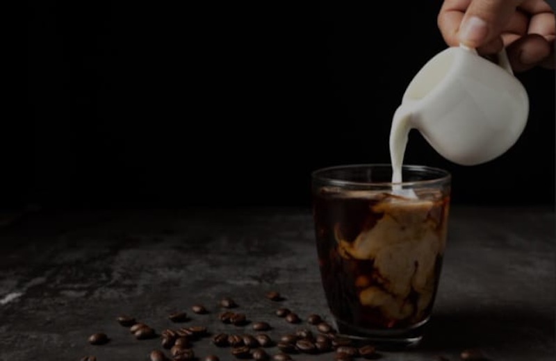 ilustrasi, sebuah penelitian menemukan kalau kopi susu bisa meredakan peradangan. (freepik.com)