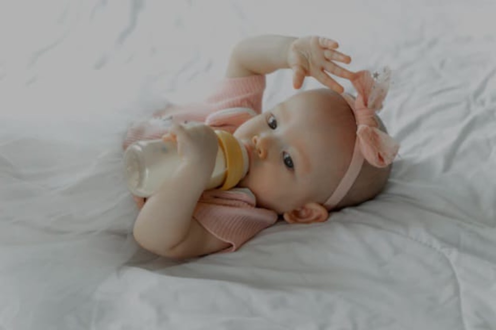 ilustrasi, tidak disaran seorang bayi diberikan minuman berupa air putih. (freepik.com)