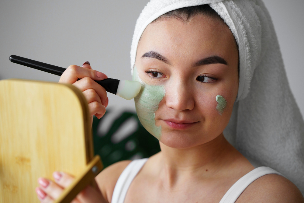 ILUSTRASI: Seorang wanita menggunakan masker alami agar mendapatkan kulit wajah bercahaya. (FREEPIK)