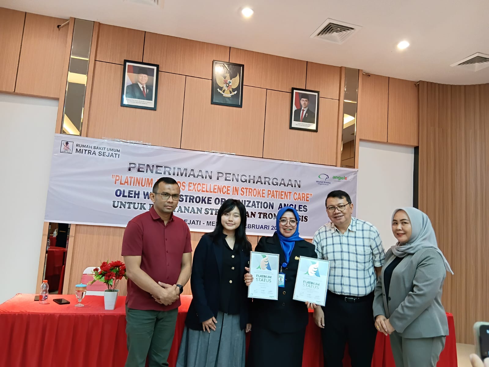 PENGHARGAAN: Direktur RSU Mitra Sejati Medan dr Elvida Sulistiana Sinaga,MKM,MKes, SpKKLP, menerima penghargaan Platinum Award dari World Stroke Organization (WSO) Angels.