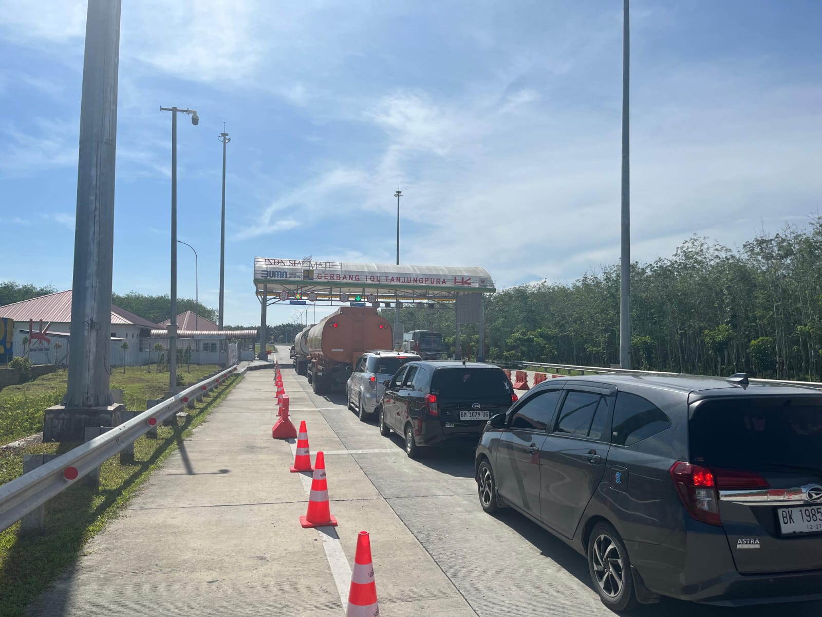 Antrean kendaraan saat mau keluar dari Gerbang Tol Tanjungpura. (Istimewa/Sumut Pos)