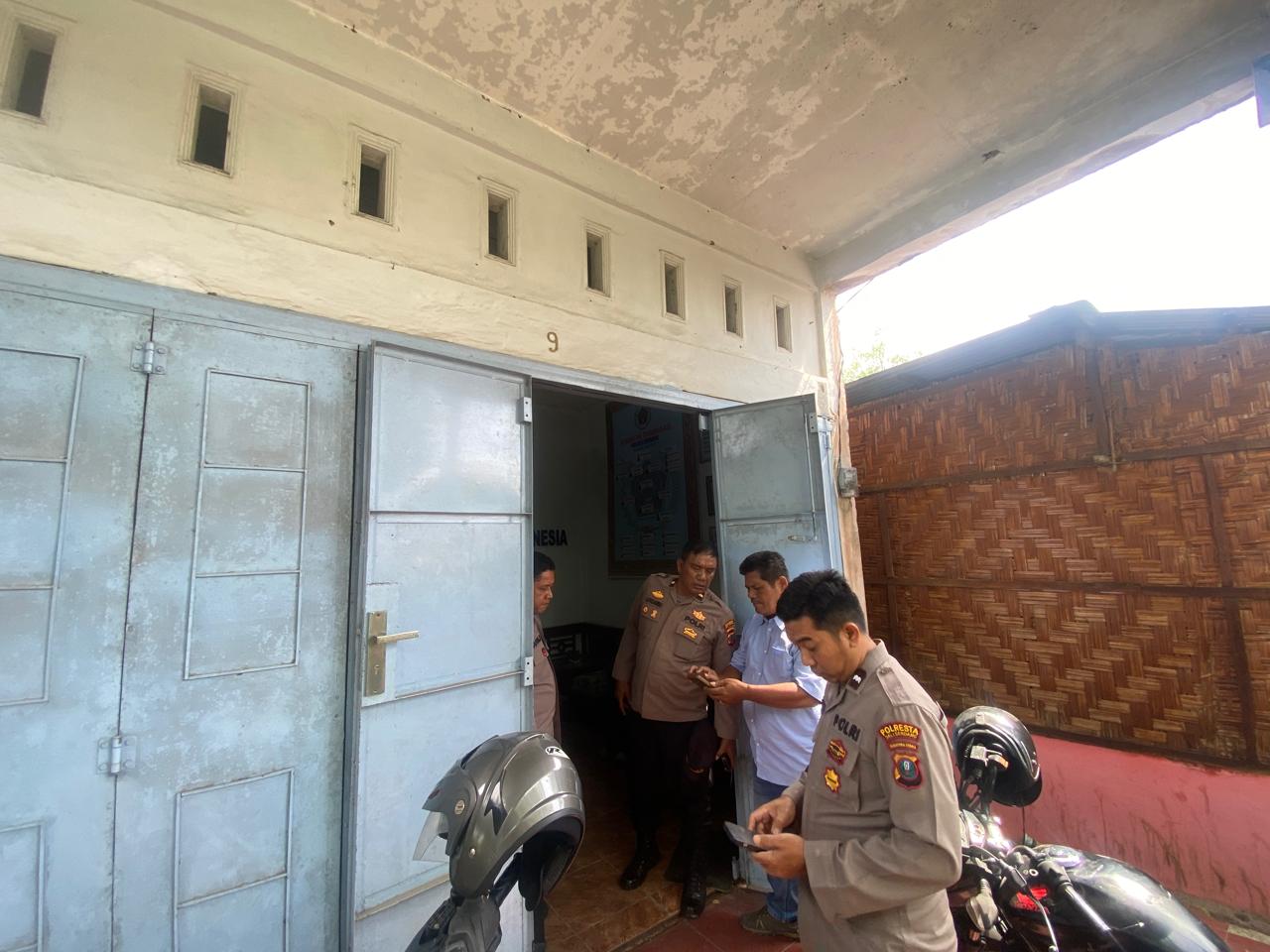 Petugas kepolisian melakukan olah TKP di kantor PWI Deliserdang yang dibobol maling. (BATARA/SUMUT POS)