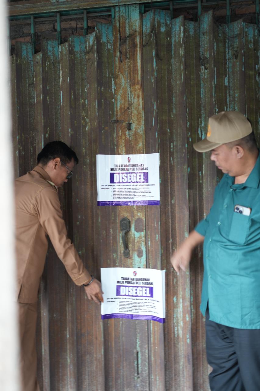 Kadis Perindag, Hesron T Girsang AP MSi bersama pimpinan OPD terkait melakukan penyegelan 17 ruko di Pasar Delimas, Kelurahan Lubukpakam Pekan I-II, Kecamatan Lubukpakam.