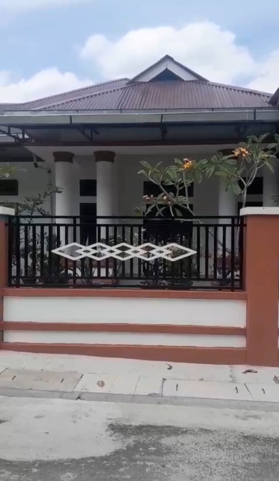 DEPAN: Rumah Dinas DPRD Kota Pematangsiantar tampak dari depan. (Dok: istimewa)
