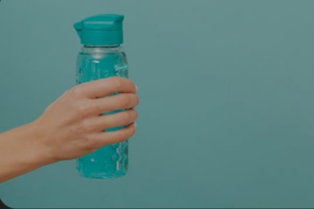 ilustrasi, rajin mencuci botol minum bisa mengurangi kemungknannya menjadi sarang kuman. (freepik.com)