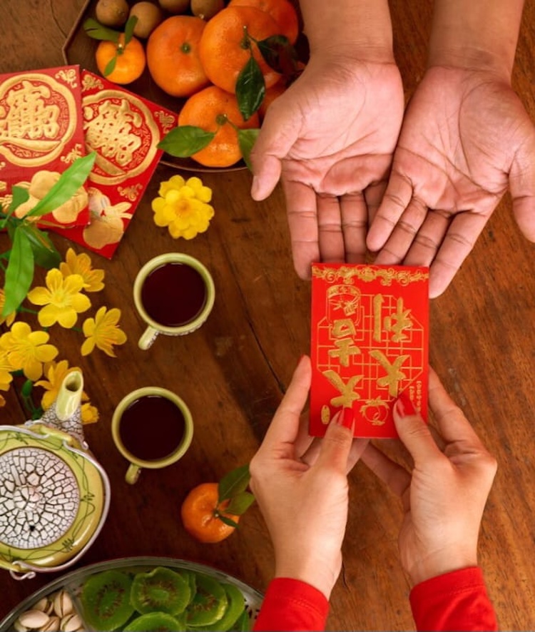 Tradisi pemberian angpao bukan sekadar memberikan uang dalam amplop, tetapi memiliki makna mendalam yang sarat nilai budaya dan harapan baik. (Ilustrasi freepik.com)