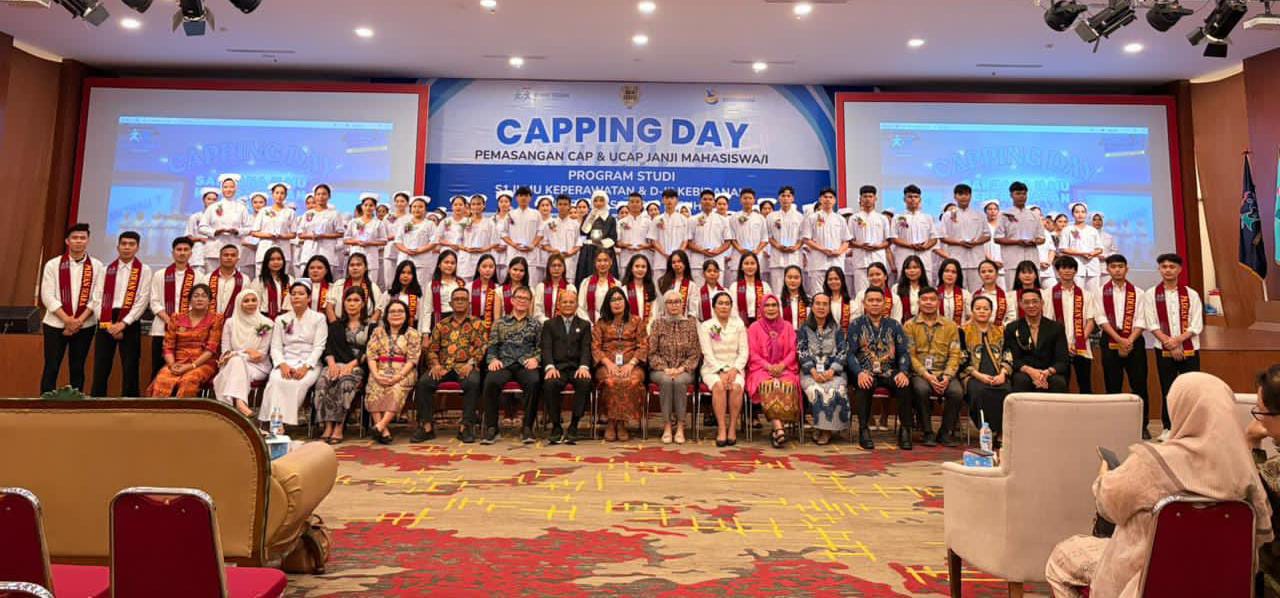 MURNI TEGUH: Rektor Universitas Murni Teguh Seriga Banjarnahor, S.Kep., Ns., MARS, Ph.D bersama peserta capping day dan undangan, Senin (16/2).(Istimewa/Sumut Pos)