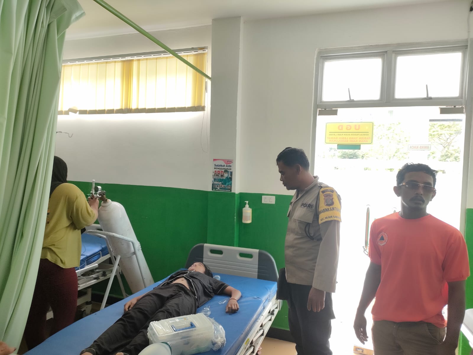 DIEVAKUASI. Tanpak korban tenggelam, Saini Sitanggang (15) siswi SMPN 5 Sumbul, saat dievakuasi ke Puskesmas Silalahi. (SUMUT POS/ISTIMEWA)