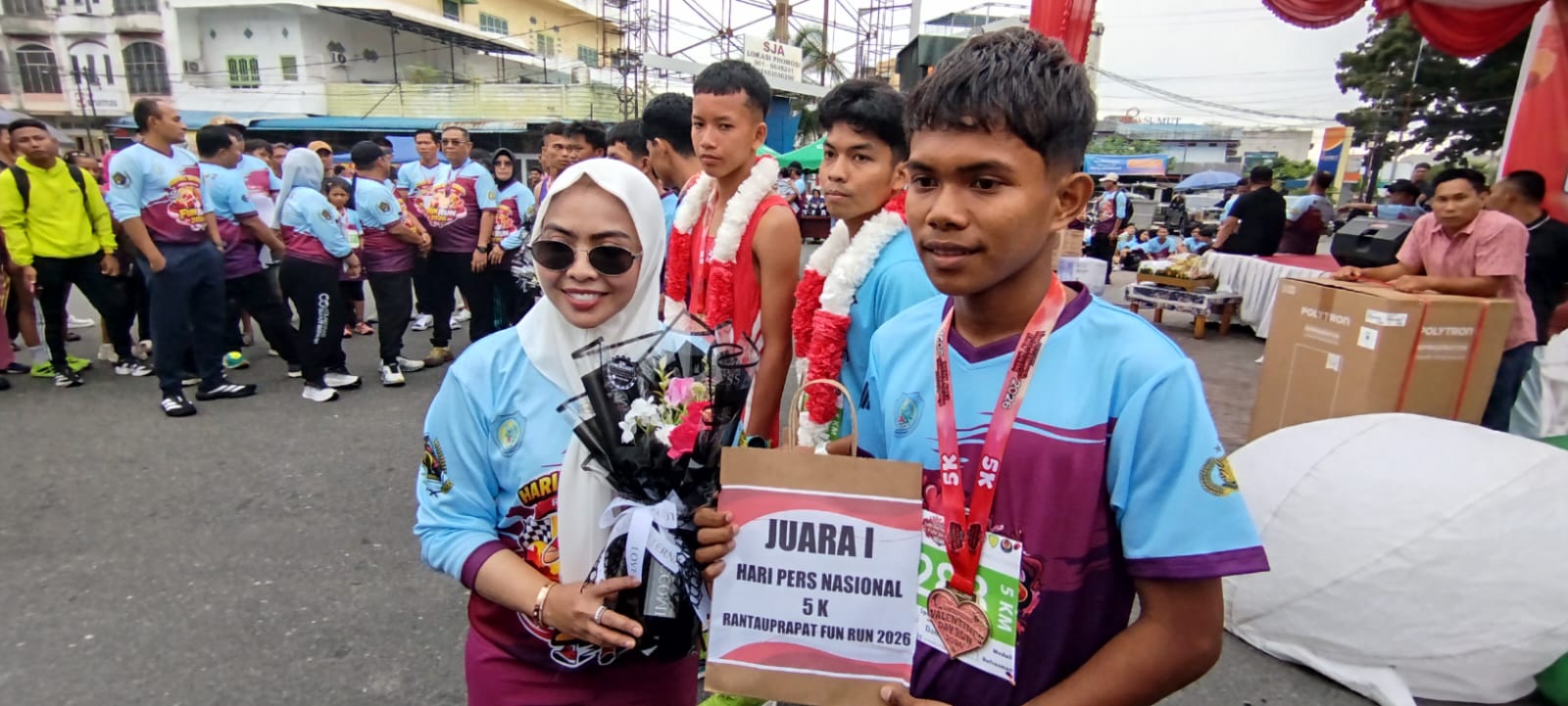 Penyerahan medali, Piagam dan hadiah kepada para atlet peserta Rantauprapat Fun Run 2026 (Fajar/Sumut Pos)