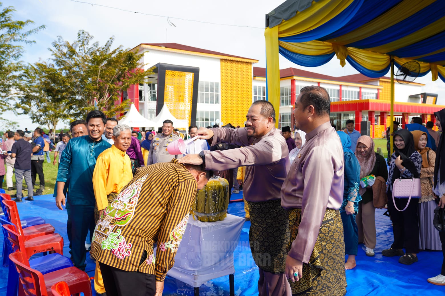 Bupati Batu Bara H. Baharuddin Siagian, S.H., M.Si dan Wakil Bupati Syafrizal saat Mandi Balimau  di Kantor Bupati Batu Bara, Kecamatan Lima Puluh, Senin (16/2/2026).
