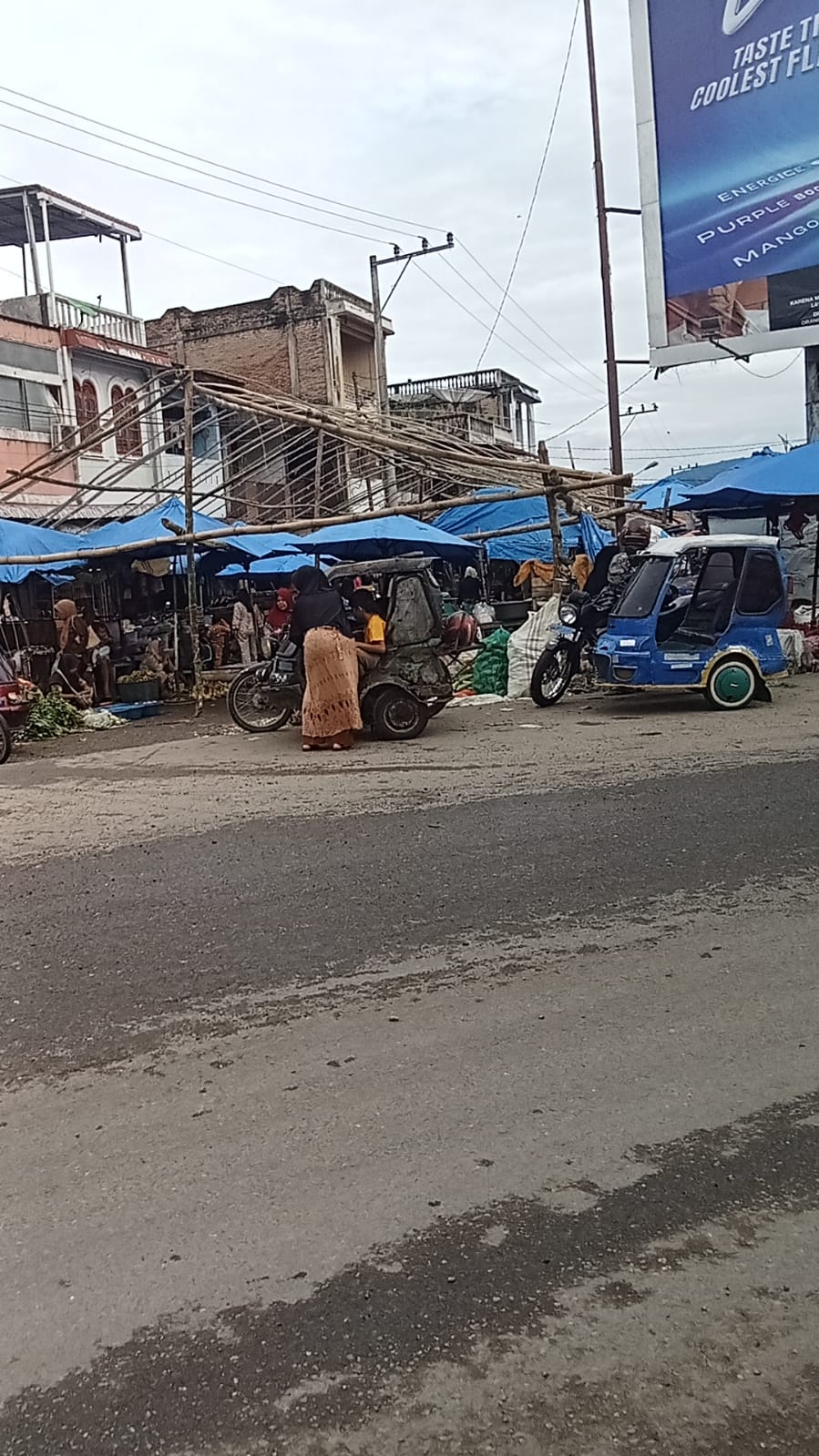 Sambut Ramadan 1447 H, para  pedagang mulai memenuhi dagangan takjil di Pasar Gunungtua, Paluta. (MITRA HARAHAP/SUMUT POS)