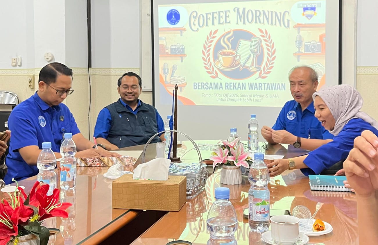 COFFEE MORNING: Prof Dr Dadan Ramdan MEng MSc (2 kanan) saat coffee morning di kampus UMA, Senin (16/2). (Istimewa/Sumut Pos)