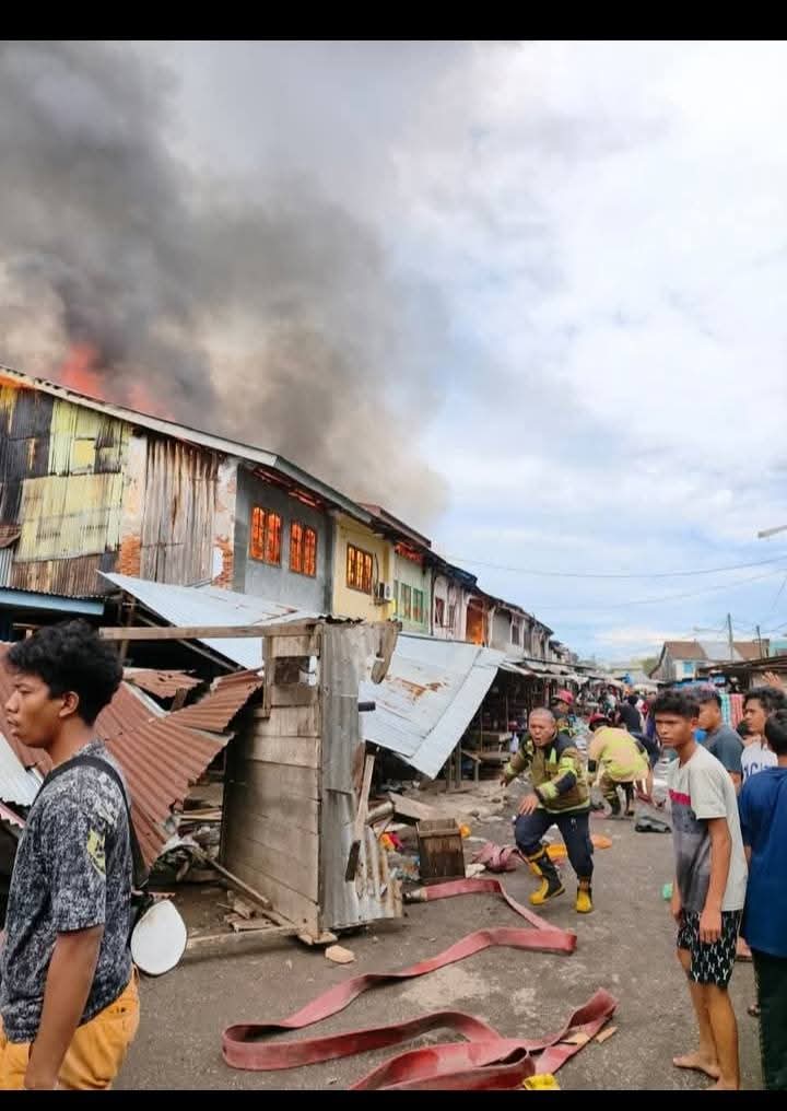 TERBAKAR: Rumah dan bangunan di kawasan Pajak Pekong Medan Labuhan terbakar, Rabu (18/2/2026). (Dok: istimewa)