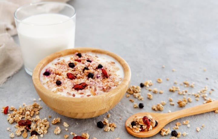Oatmeal mengandung serat tinggi yang membantu menjaga energi lebih stabil. (Ilustrasi/freepik.com)