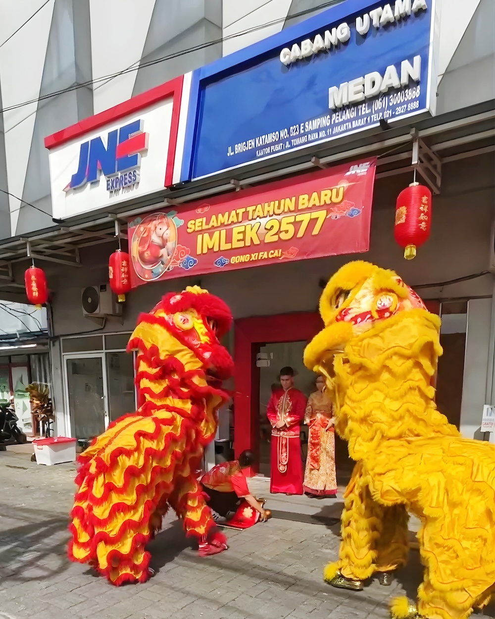 Memeriahkan suasana, JNE menghadirkan nuansa perayaan imlek di berbagai Sales Counter Cabang JNE.