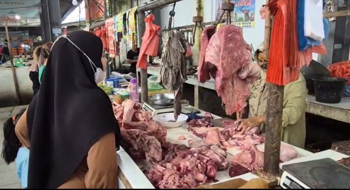 Pembeli saat melihat daging yang harganya tembus Rp150 ribu per kilogram di Pasar Tavip Binjai. (Istimewa/Sumut Pos)