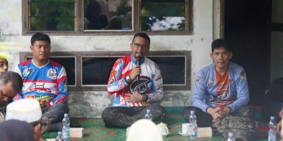 Bupati Labuhanbatu Selatan, Fery Sahputra Simatupang saat berdialog dengan warga saat meninjau sejumlah desa. (ISTIMEWA/SUMUT POS)