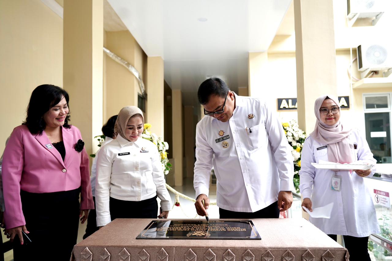 Bupati Deli Serdang, dr H Asri Ludin Tambunan menandatangani prasasti peresmian Gedung Rawat Inap Alamanda dan Ruang Cathlab (Catheterization Laboratory) di RSUD Drs H Amri Tambunan, Lubuk Pakam,