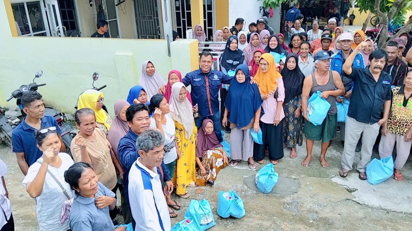 PD IWO dan Wappress Batubara gelar Bakti Sosial Berbagi 150 Paket Sembako pada warga Limapuluh, di  Sekretariat PD IWO Batubara,  di Limapuluh,  Selasa, (17/02/2026). (Liberti H Haloho/Sumut Pos)