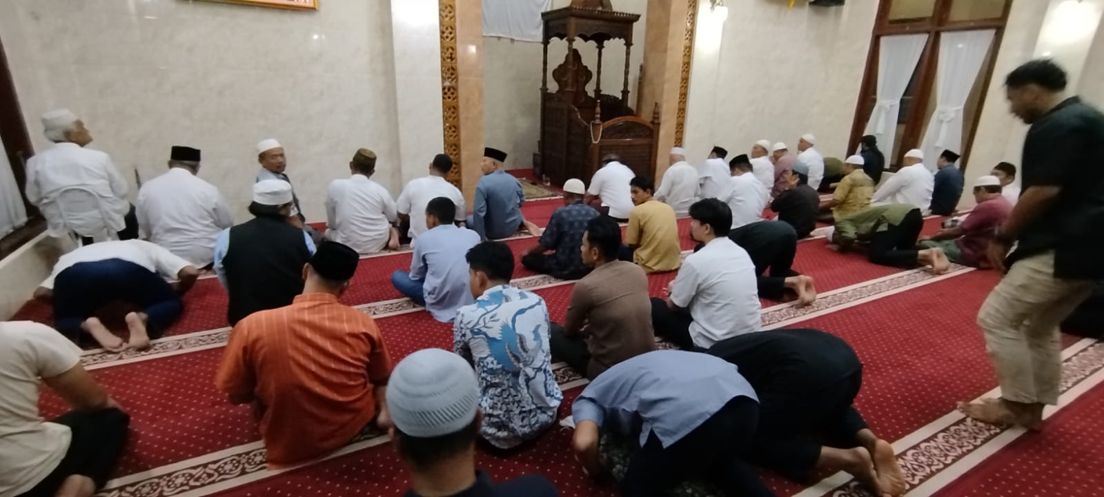 Suasana pelaksanaan Salat Tarawih di Masjid Ail Ikhlas, Rantau Lama, Rantauprapat. (Fajar/ Sumut Pos)