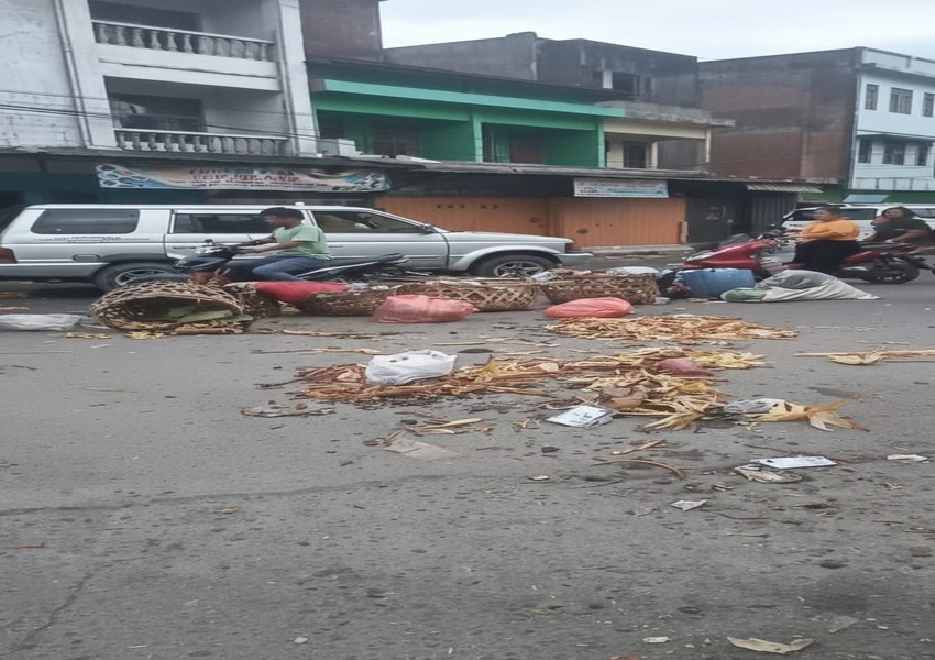 Protes warga dengan membuang sampah di badan jalan kawasan Paar Gunungtua, Paluta. (MITRA HARAHAP/SUMUT POS)