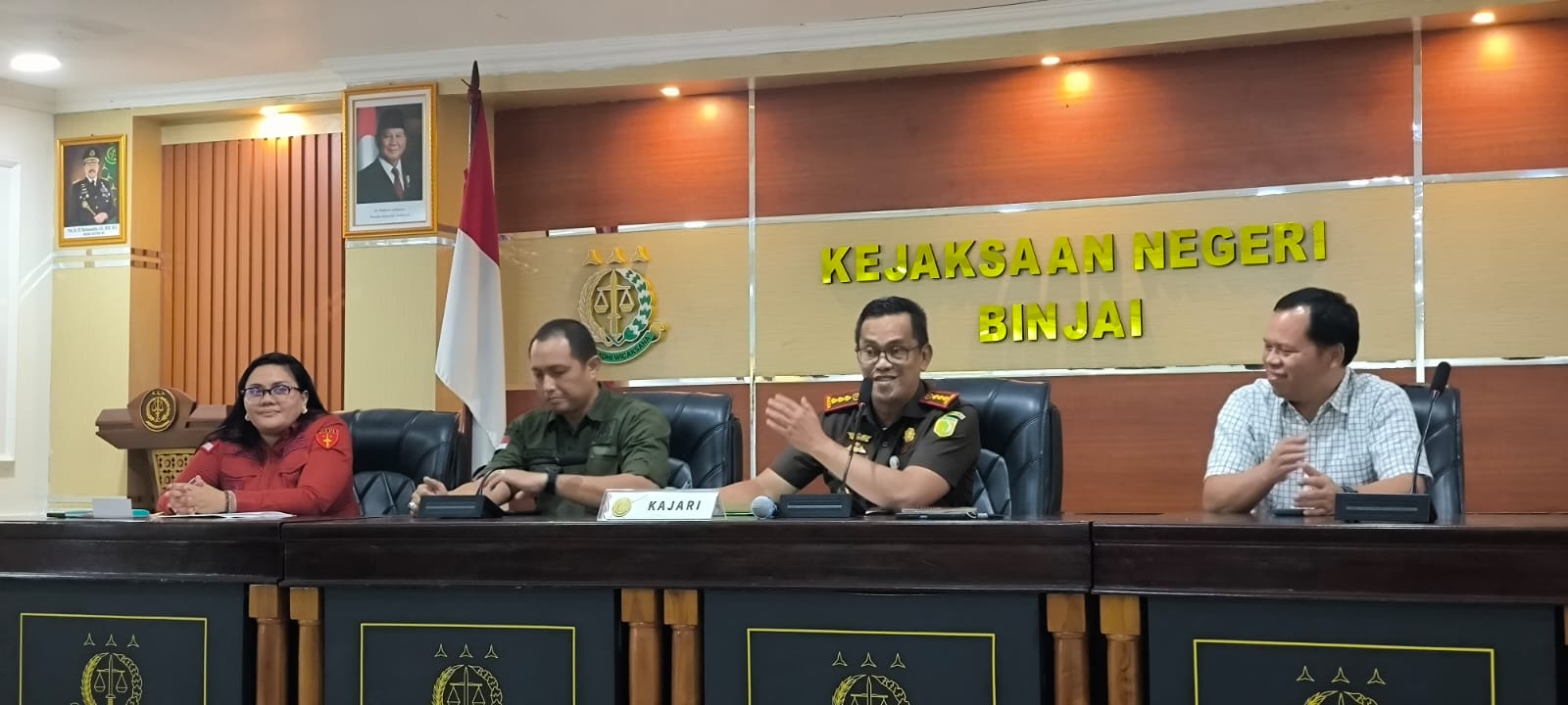 Kajari Binjai, Iwan Setiawan (dua dari kanan) saat mengenalkan Kasi Intelijen, Ronald Siagian (dua dari kiri) sebelum menyampaikan pengumuman penetapan tersangka Ralasen Ginting