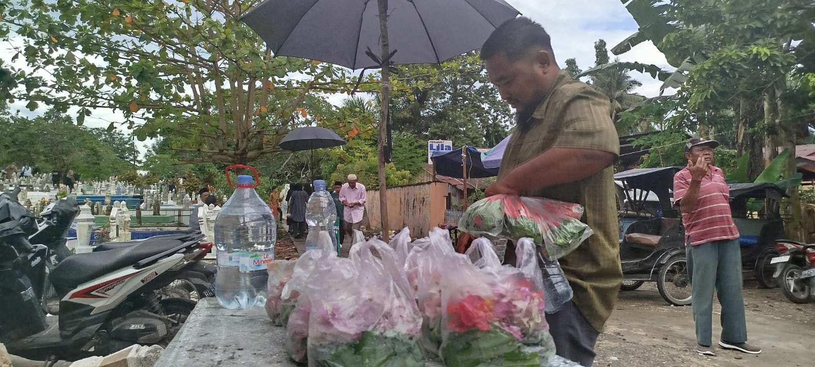 Peziarah membeli bunga untuk ziarah kubur&nbsp; jelang bulan suci Ramadan di lokasi perkuburan muslim di Rantauprapat&nbsp;(Fajar/ Sumut Pos)
