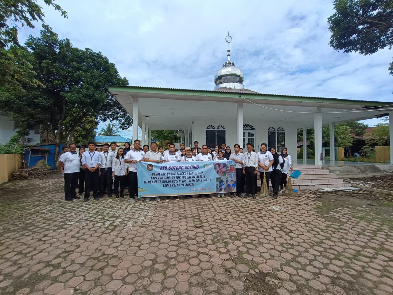 Foto bersama jajaran pemasyarakatan Lapas Binjai usai kegiatan bersih-bersih masjid. (Istimewa/Sumut Pos)