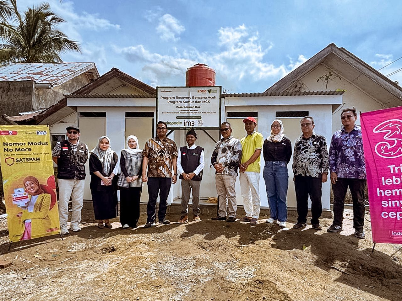 SUMUR: Manajemen Indosat berfoto bersama usai menyerahkan sumur bor kepada warga terdampak bencana di Aceh. (Dok: Indosat)